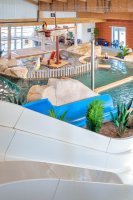 Piscine couverte vu des toboggans