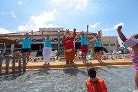Danse du camping à la piscine
