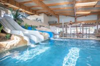 Piscine couverte avec toboggans