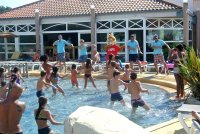 Danse du camping à la piscine