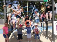 Enfants sur l'aire de jeux du camping