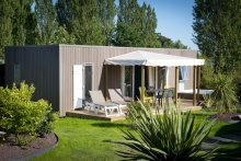 Avec son jacuzzi privatif, ce cottage pouvant accueillir jusqu’à 6 personnes est tout équipé. Il se distingue des autres grâce à sa cuisine et son îlot central, son lave-vaisselle, sa douche grand format sous un puis de lumière et bien d’autres options...pour des vacances tout confort en Loire Atlantique
