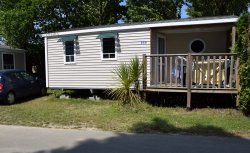 Mobil home pour 2 à 4 personnes avec terrasse semi couverte.
