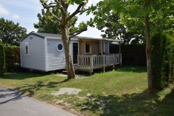 Vue extérieur du mobil home 6/8 places 3 chambres confort avec terrasse semi couverte.
