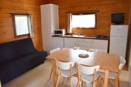 Séjour/ salle à manger en chalet  disponible au Camping La Boutinardière à Pornic en Loire-Atlantique, proche Vendée et Bretagne
