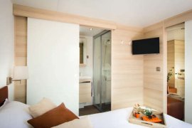 Chambre parentale avec salle de bain et lit de 160, pour des vacances tout confort en Loire Atlantique
