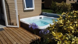 Un jacuzzi privatif pour les vacances, détente et farniente sous le soleil de Pornic, camping la Boutinardière

