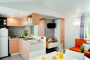 Cottage VIP de 40m², 6 places, 3 chambres avec spa privatif, camping 4 étoiles en bord de mer.
