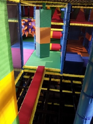 Aire de jeux couverte pour enfants au Camping la Boutinardière à Pornic

