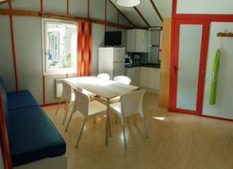 Coin salon cuisine avec télévision, micro onde, grille pain, cafetière dans chalet pour 4 à 5 personnes à Pornic
