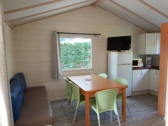 Espace salon/cuisine d’un chalet pour 4 à 5 personnes pour des vacances à Pornic en camping 4 étoiles.

