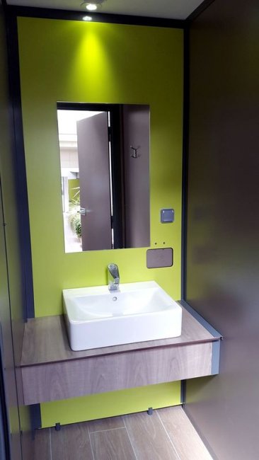 Cabine individuelle avec lavabo