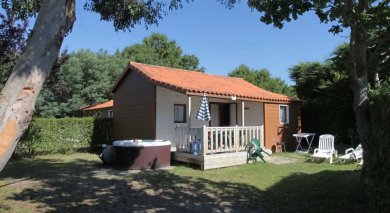 Chalet pour 4 à 6 personnes avec terrasse semi couverte et jacuzzi privatif en bord de mer.
