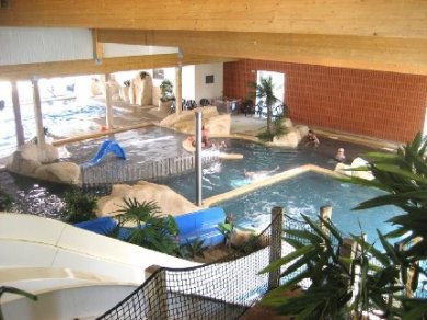 La piscine couverte avec toboggans aquatiques, pataugeoire, bassin de natations, jacuzzi au camping la Boutianrdière en Loire Atlantique près de Nantes et la Baule
