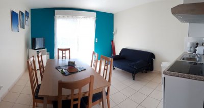 Salon équipé de télévision pour une location de maison de 5 à 7 personnes sur Pornic proche de la mer.
