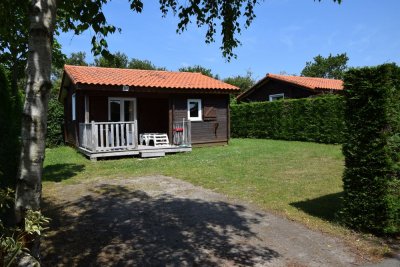 Vue extérieur d’un chalet pour 5 à 6 personnes avec terrasse semi couverte.
