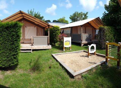 Un hébergement fait de toile et de bois de 30m² au camping de la Boutinardière, à Pornic.
