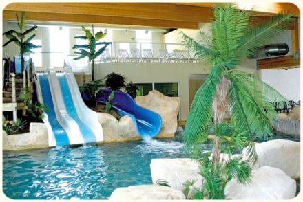 Des toboggans dans la piscine couverte du camping la Boutinardière à Pornic, ouverture dès le mois d’avril
