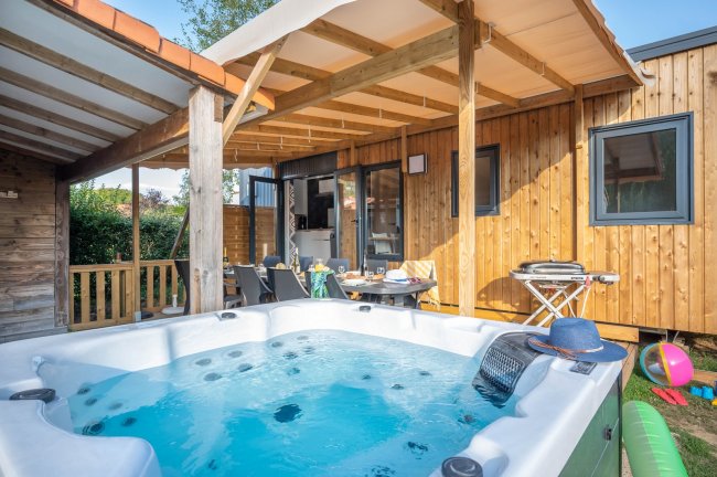 Camping, location jacuzzi pour 6-10 personnes en fibre de verre