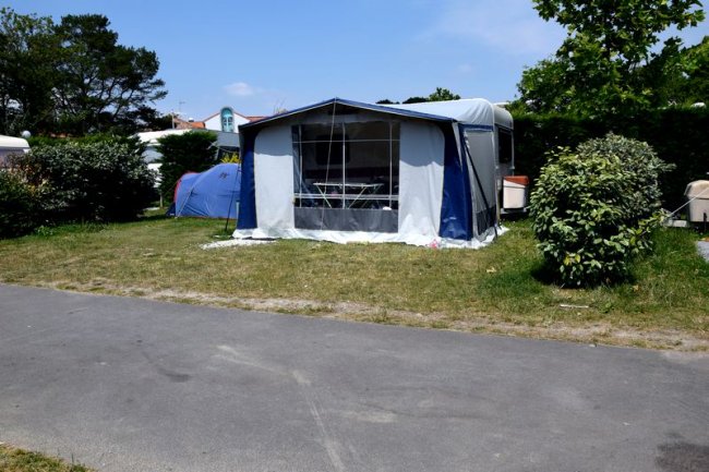 Caravane avec son auvent + petite tente