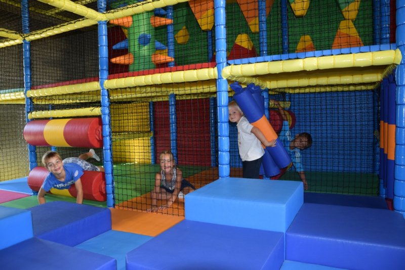 Une grande structure couverte pour divertir les enfants d’avril à septembre au camping la Boutinardière, camping bord de mer
